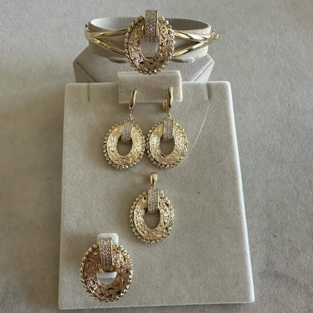 14 Ayar Altın Dorikalı Taşlı Oval Set